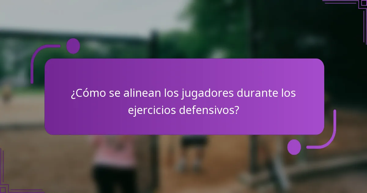 ¿Cómo se alinean los jugadores durante los ejercicios defensivos?